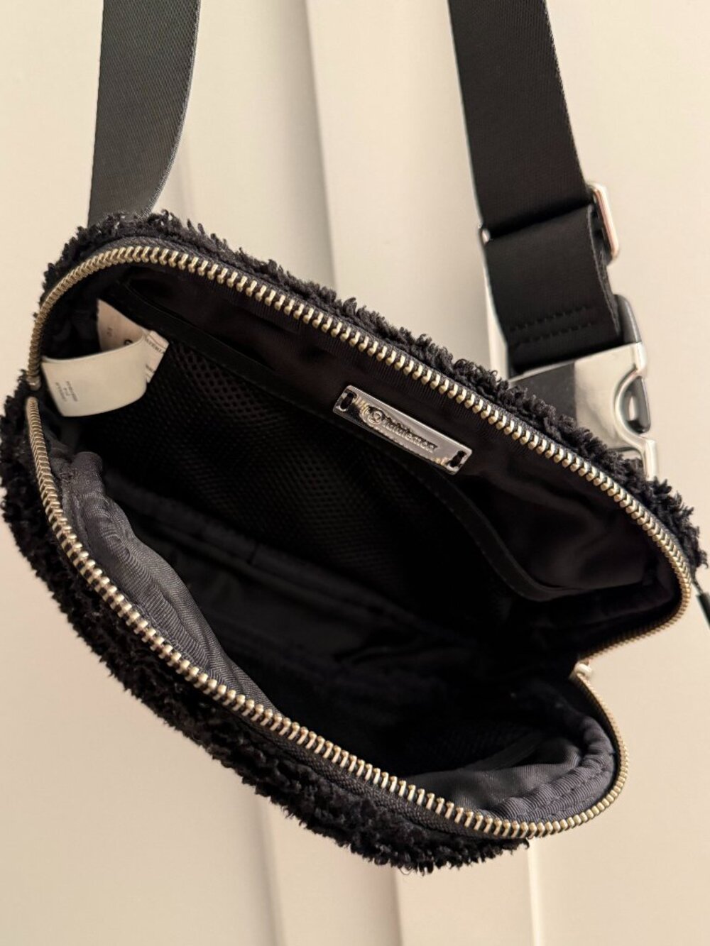 Lululemon Athletica Everywhere Crossbody Bag Black Sherpa - Picture 6 of 7